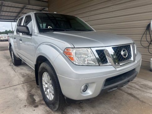 Used 2018 Nissan Frontier SV image 2