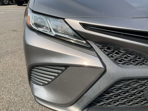 Used 2018 Toyota Camry SE image 2