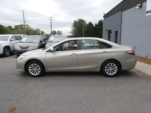 Used 2015 Toyota Camry LE image 9