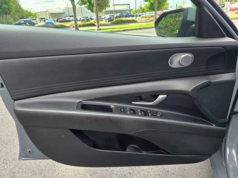 Used 2022 Hyundai Elantra SE w/ Cargo Package image 10