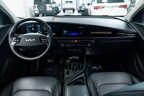 Used 2023 Kia Niro SX image 9