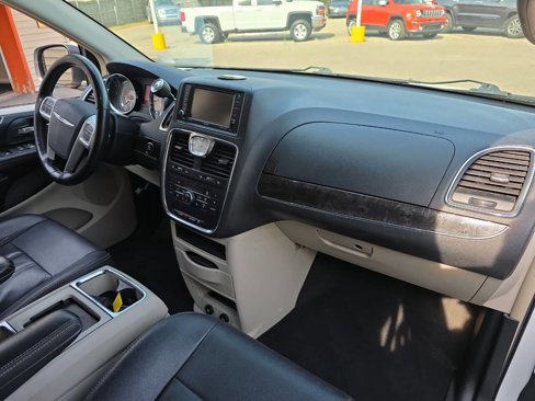 Used 2016 Chrysler Town & Country Touring w/ Driver Convenience Group image 22