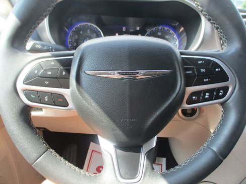 Used 2022 Chrysler Pacifica Touring-L image 9