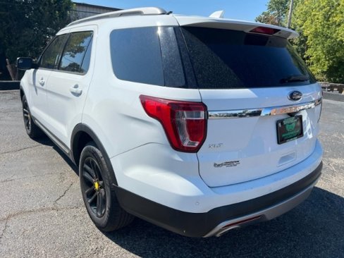 Used 2017 Ford Explorer XLT image 21
