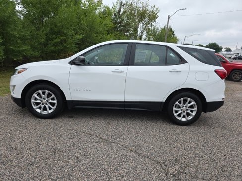 Used 2020 Chevrolet Equinox LS image 2