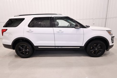 Used 2017 Ford Explorer XLT image 2