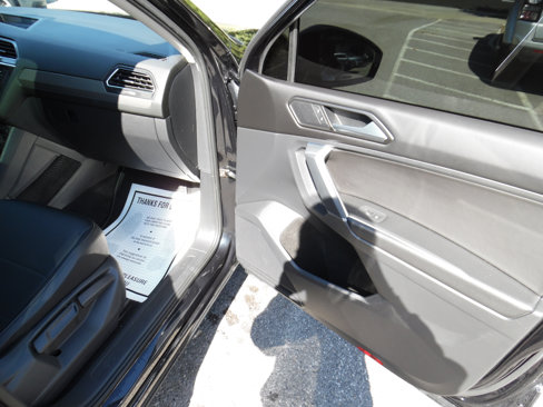 Used 2018 Volkswagen Tiguan SE w/ Panoramic Sunroof Package image 24