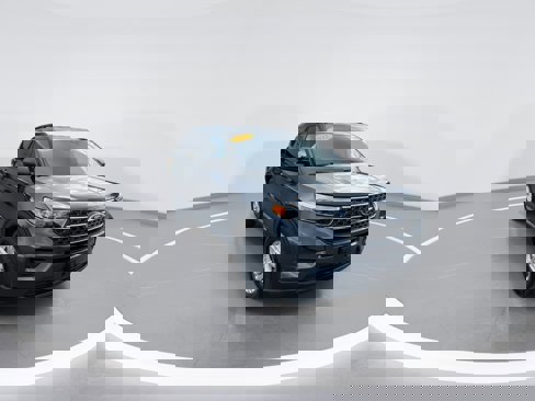 Used 2022 Ford Explorer XLT image 3
