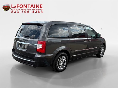 Used 2016 Chrysler Town & Country Touring-L w/ Driver Convenience Group image 7