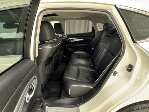 Used 2019 INFINITI Q70 Luxe image 12