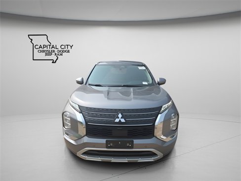 Used 2023 Mitsubishi Outlander SE image 2