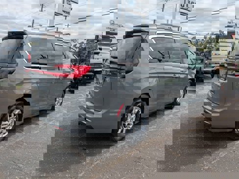 Used 2022 Chrysler Pacifica Touring-L image 4