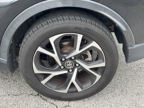 Used 2018 Toyota C-HR XLE image 3