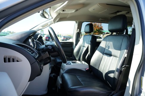 Used 2015 Chrysler Town & Country Touring image 12