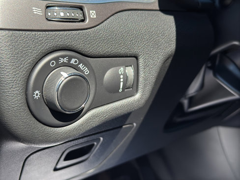 Used 2020 Jeep Cherokee Latitude w/ Mobile Office Group image 16