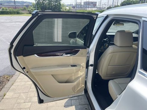 Used 2017 Cadillac XT5 Luxury w/ Driver Awareness Package image 21