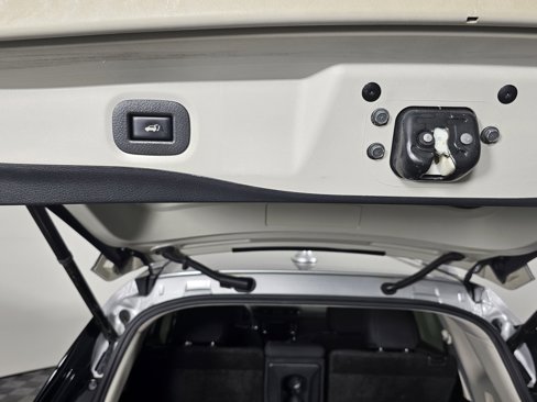Used 2018 Nissan Rogue SV image 19