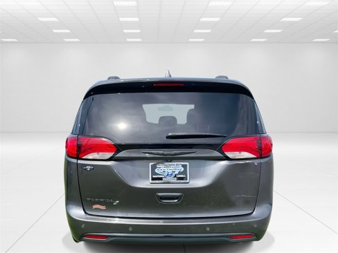 Used 2018 Chrysler Pacifica Touring Plus w/ S Appearance Package image 5