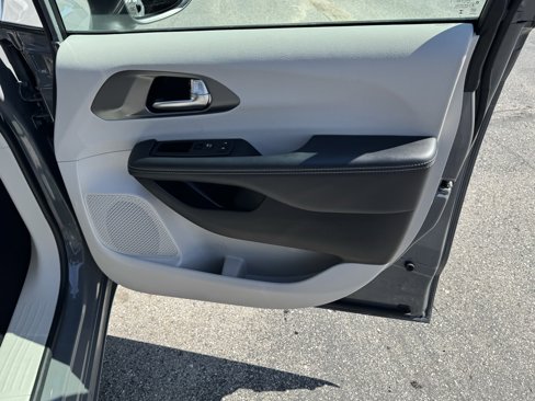 Used 2023 Chrysler Pacifica Touring-L image 35