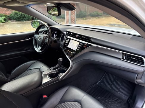 Used 2018 Toyota Camry SE w/ Moonroof Package image 23
