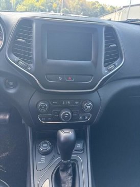 Certified 2020 Jeep Cherokee Latitude Plus w/ Cold Weather Group image 17