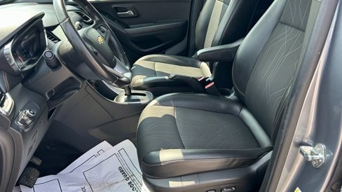 Used 2019 Chevrolet Trax LT w/ LT Convenience Package image 14