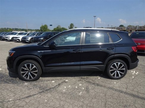Certified 2024 Volkswagen Taos SE image 2