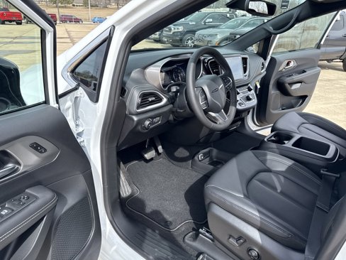 New 2025 Chrysler Pacifica Select image 2