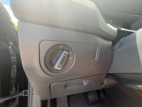 Certified 2022 Volkswagen Tiguan SE image 33