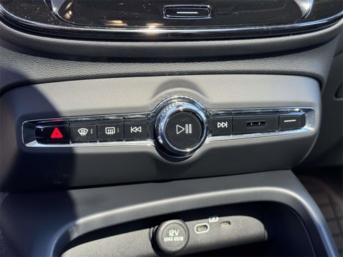 Certified 2025 Volvo XC40 B5 Core w/ Protection Package Premier image 27