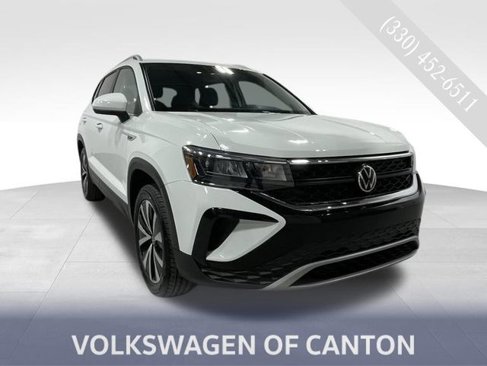 Certified 2022 Volkswagen Taos SE image 1