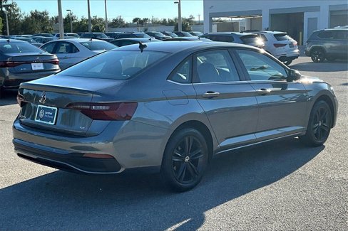Certified 2022 Volkswagen Jetta SE w/ Panoramic Sunroof Package image 5