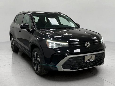 New 2025 Volkswagen Taos SE image 1