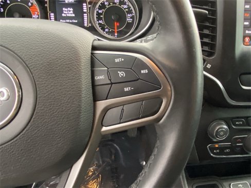Used 2019 Jeep Cherokee Latitude Plus w/ Comfort/Convenience Group image 9