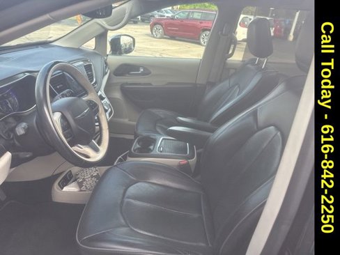 Used 2018 Chrysler Pacifica Limited image 4