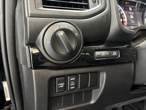 Used 2022 Nissan Titan SV w/ SV Convenience Package image 5
