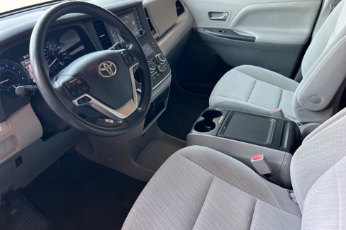Used 2018 Toyota Sienna LE image 10