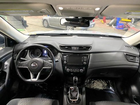 Used 2020 Nissan Rogue SV image 15