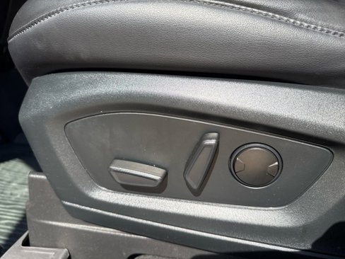 Used 2022 Ford Explorer XLT w/ Equipment Group 202A image 8