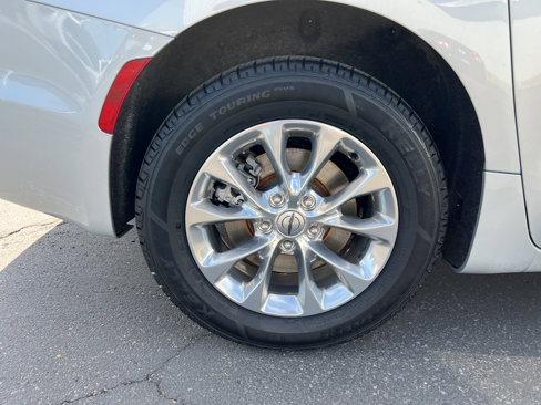 Used 2023 Chrysler Pacifica Touring-L image 14