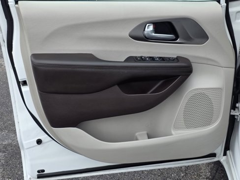Used 2018 Chrysler Pacifica Touring-L image 16
