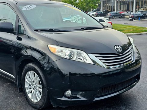 Used 2017 Toyota Sienna XLE Premium image 2