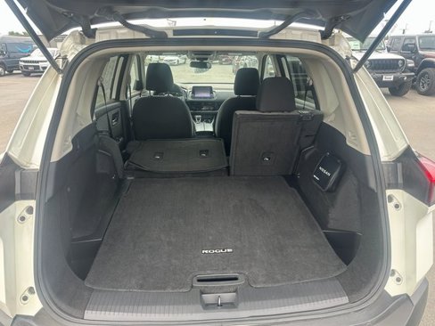 Used 2023 Nissan Rogue SV image 13