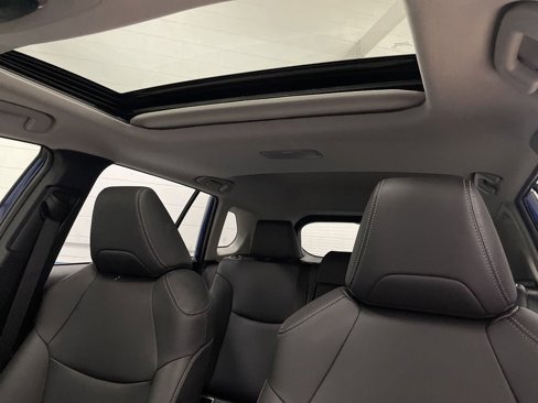 Used 2023 Toyota Corolla Cross XLE w/ Convenience Package image 7