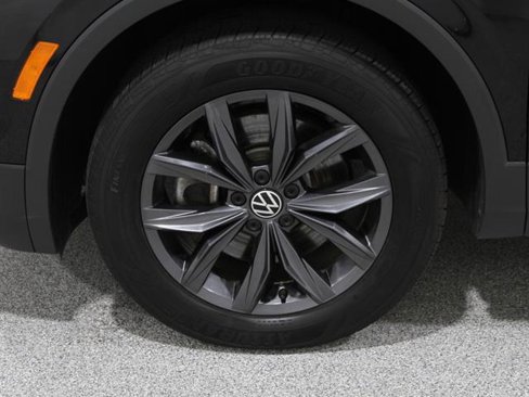 Used 2023 Volkswagen Tiguan SE w/ Panoramic Sunroof Package image 24