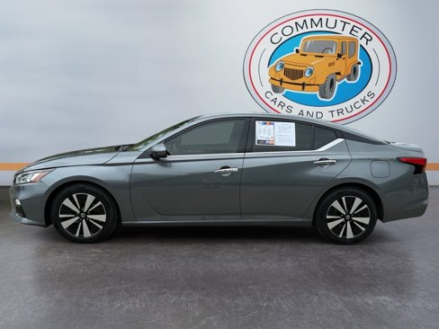 Used 2020 Nissan Altima 2.5 SV image 2