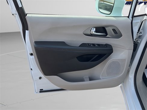 Used 2022 Chrysler Pacifica Touring-L image 6