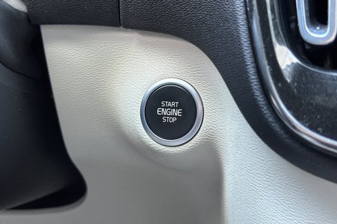 Certified 2022 Volvo XC40 T5 Momentum image 22
