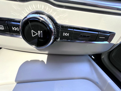 Used 2020 Volvo XC60 T5 Momentum image 34