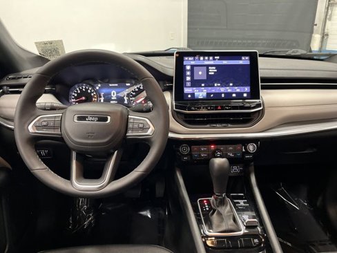 Used 2024 Jeep Compass Limited image 5